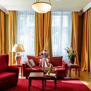 מלון Louisa's Place *****